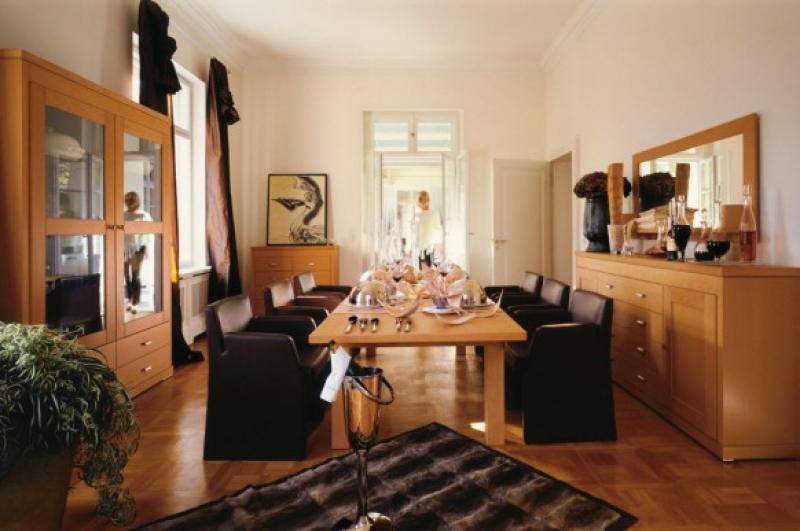 ห้องอาหารเรียบ ดูทันสมัย