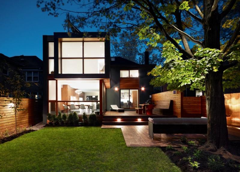 แบบบ้านร่วมสมัย รื่นรมย์กับสวนสวย ในโตรอนโต