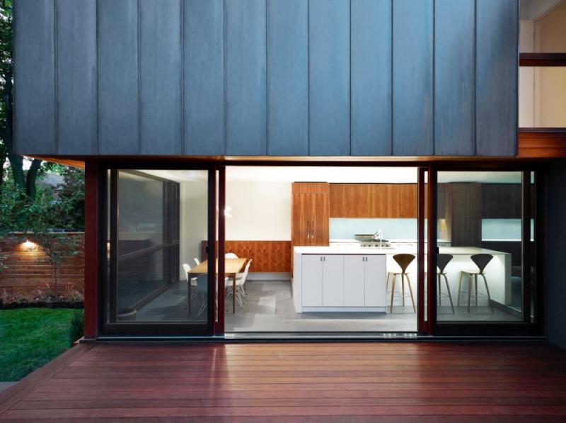 แบบบ้านร่วมสมัย รื่นรมย์กับสวนสวย ในโตรอนโต