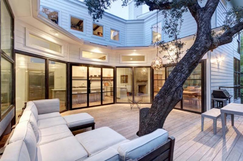 บ้านไม้หลังใหญ่โดดเด่น สไตล์โมเดิร์นคลาสสิก