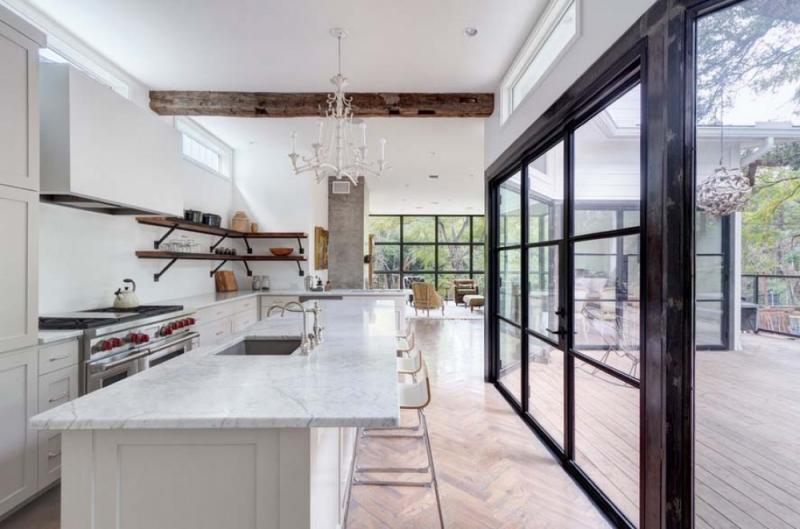 บ้านไม้หลังใหญ่โดดเด่น สไตล์โมเดิร์นคลาสสิก