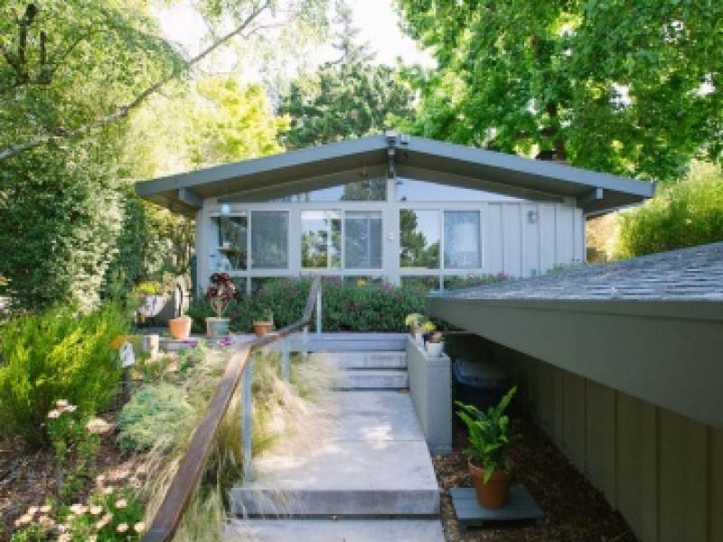 บ้านไม้หลังใหญ่โดดเด่น สไตล์โมเดิร์นคลาสสิก