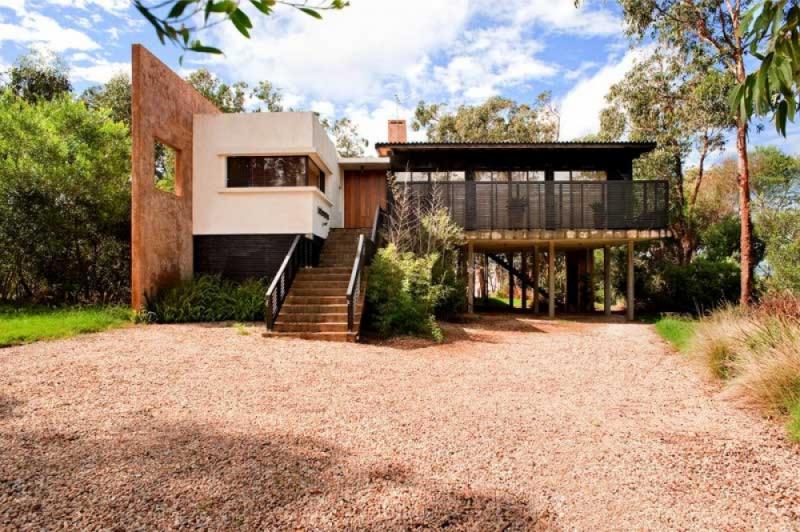 บ้านสวยร่วมสมัยท่ามกลางบรรยากาศที่รายล้อมไว้ด้วยธรรมชาติในอุรุกวัย