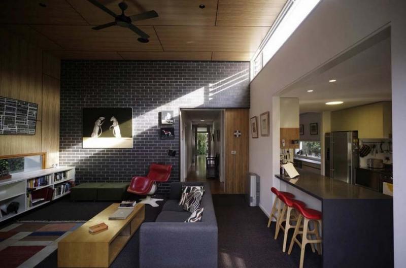 บ้านอิฐทรงลูกบาศก์ ร่วมสมัย เป็นเอกลักษณ์ โดดเด่นความเก่าแก่ที่ลงตัว