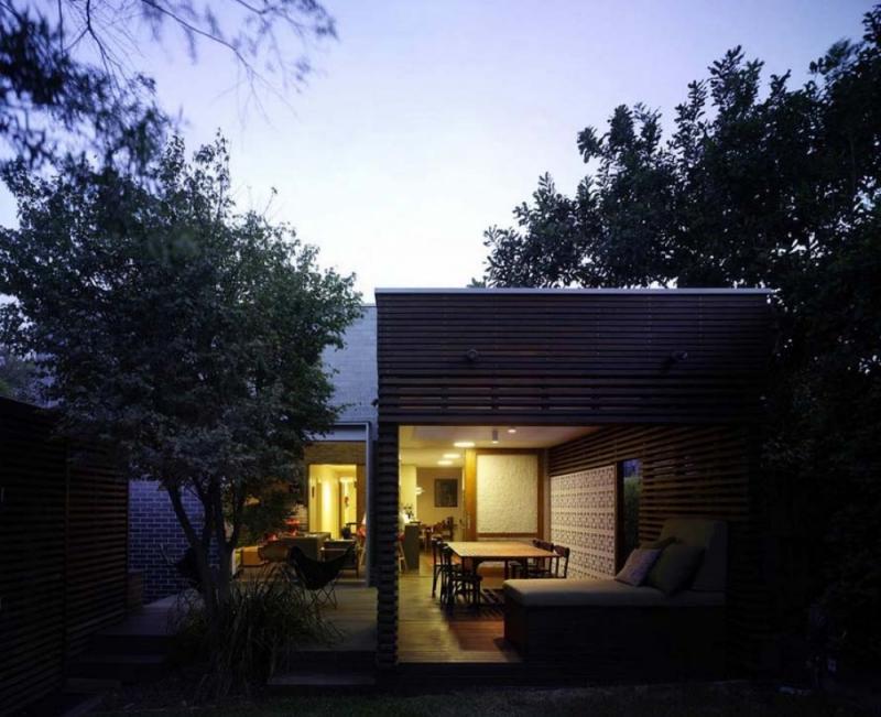 บ้านอิฐทรงลูกบาศก์ ร่วมสมัย เป็นเอกลักษณ์ โดดเด่นความเก่าแก่ที่ลงตัว