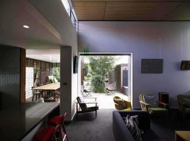 บ้านอิฐทรงลูกบาศก์ ร่วมสมัย เป็นเอกลักษณ์ โดดเด่นความเก่าแก่ที่ลงตัว