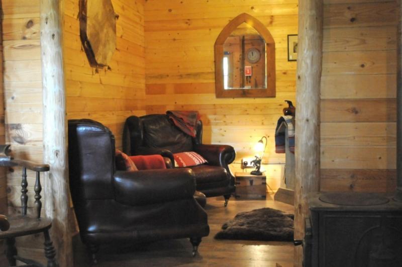 บ้านไม้ กระท่อมไม้หลังเล็กน่ารักและอบอุ่น