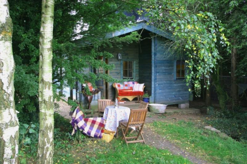 บ้านไม้ กระท่อมไม้หลังเล็กน่ารักและอบอุ่น