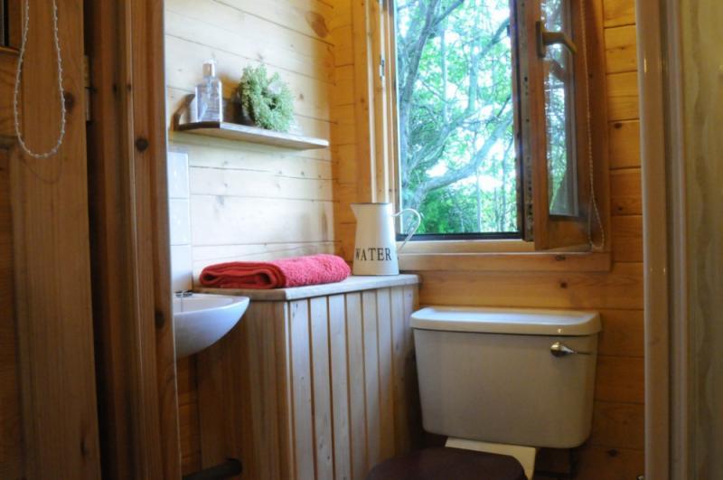 บ้านไม้ กระท่อมไม้หลังเล็กน่ารักและอบอุ่น