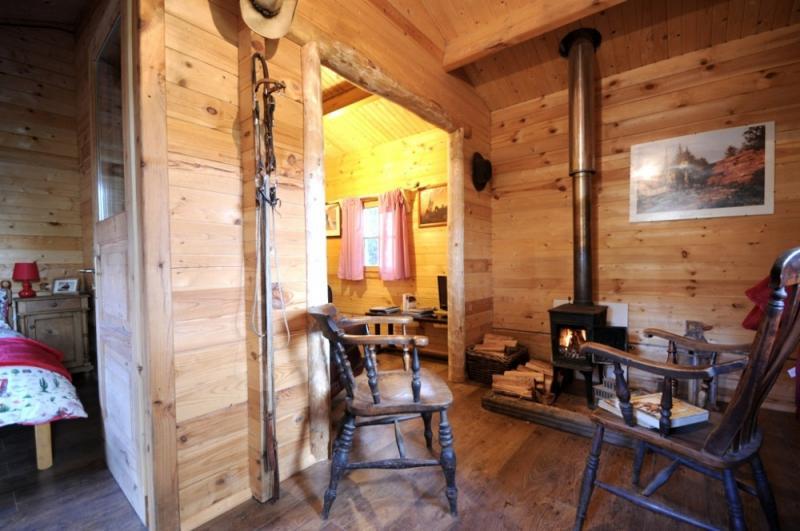 บ้านไม้ กระท่อมไม้หลังเล็กน่ารักและอบอุ่น