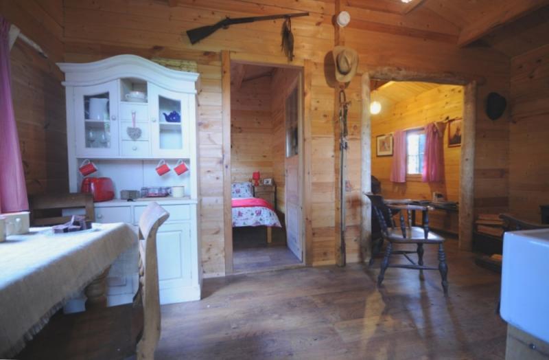 บ้านไม้ กระท่อมไม้หลังเล็กน่ารักและอบอุ่น