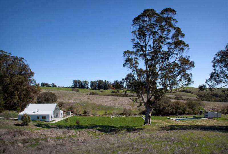 บ้านสวยชนบท บ้านสีขาวหลังงามสไตล์ฟาร์มเฮ้าส์