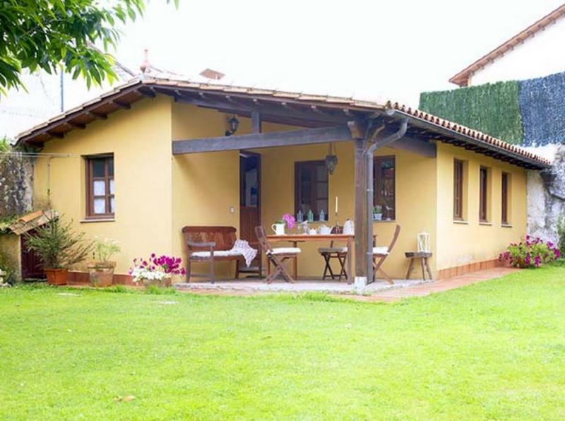 บ้านปูนหลังเล็กสีเหลือง สัมผัสบรรยากาศชนบท