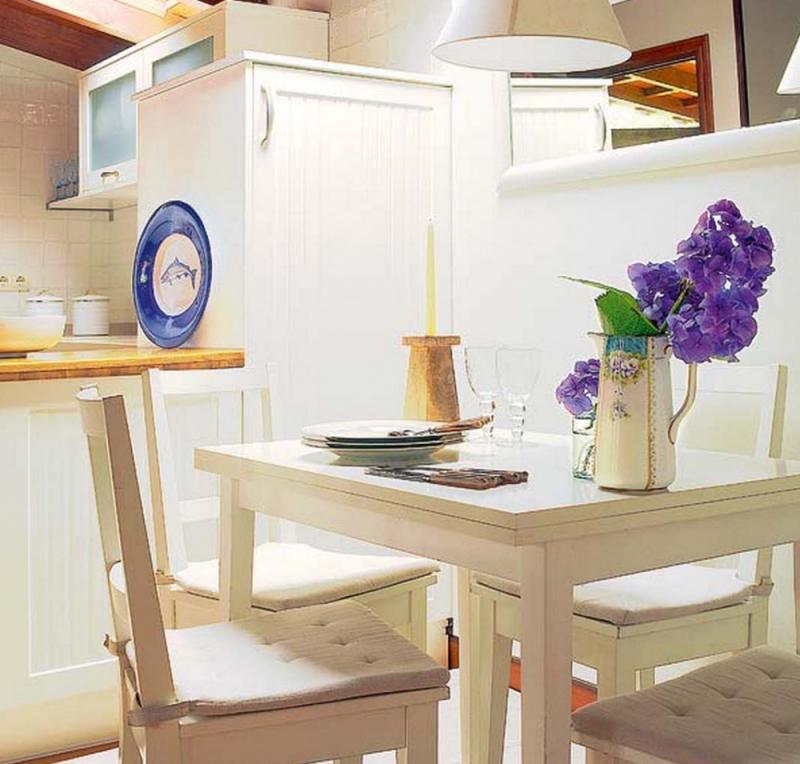 บ้านปูนหลังเล็กสีเหลือง สัมผัสบรรยากาศชนบท