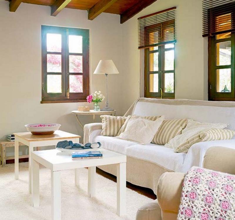 บ้านปูนหลังเล็กสีเหลือง สัมผัสบรรยากาศชนบท