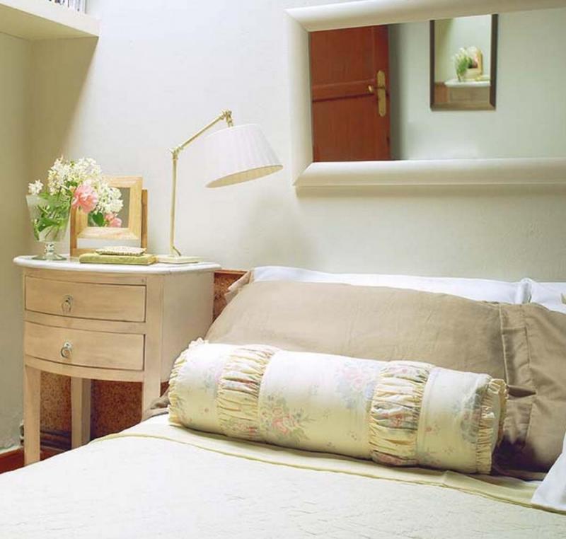 บ้านปูนหลังเล็กสีเหลือง สัมผัสบรรยากาศชนบท