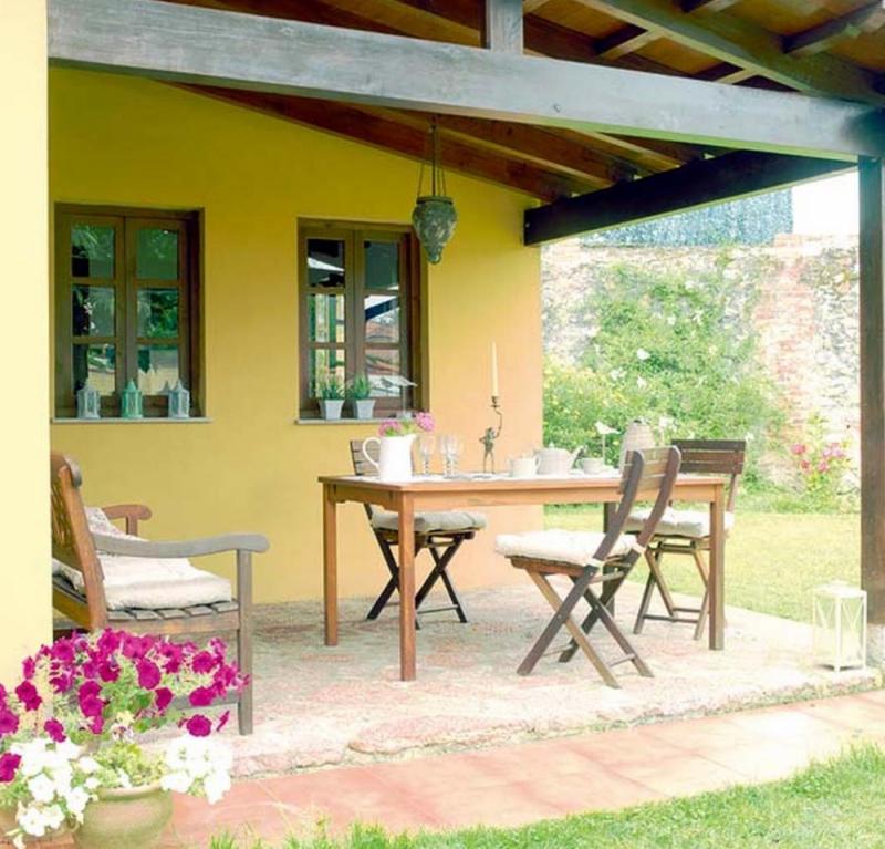 บ้านปูนหลังเล็กสีเหลือง สัมผัสบรรยากาศชนบท