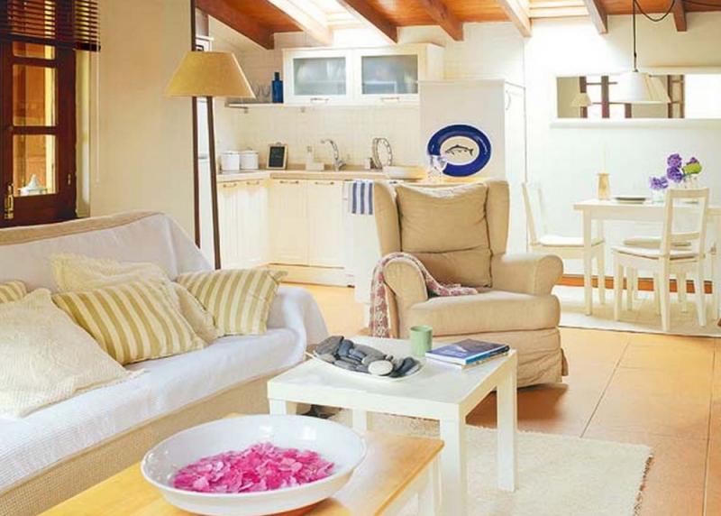 บ้านปูนหลังเล็กสีเหลือง สัมผัสบรรยากาศชนบท