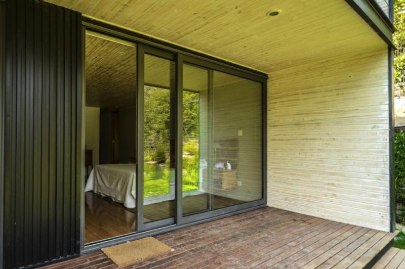 บ้านสวยสองชั้นอบอุ่น กลมกลืนไปกับป่าพื้นเมือง