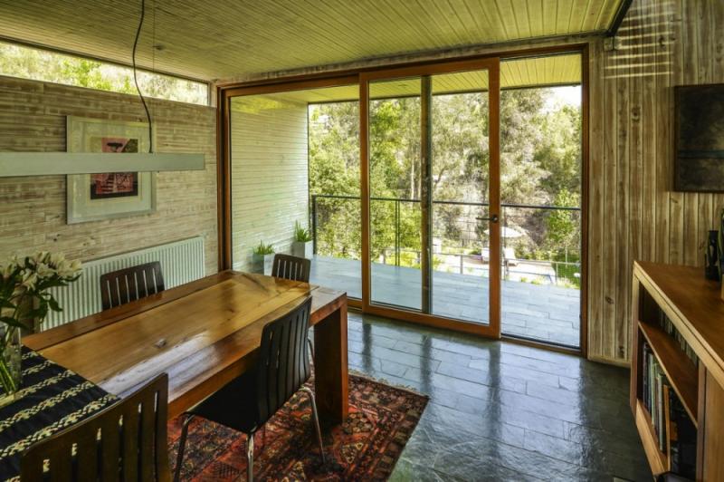 บ้านสวยสองชั้นอบอุ่น กลมกลืนไปกับป่าพื้นเมือง