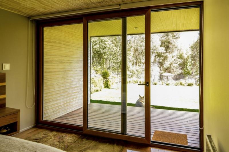 บ้านสวยสองชั้นอบอุ่น กลมกลืนไปกับป่าพื้นเมือง