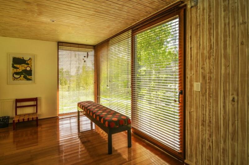 บ้านสวยสองชั้นอบอุ่น กลมกลืนไปกับป่าพื้นเมือง