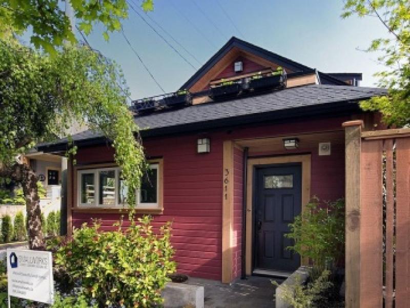 บ้านสวยสองชั้นอบอุ่น กลมกลืนไปกับป่าพื้นเมือง