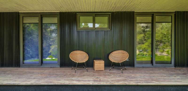 บ้านสวยสองชั้นอบอุ่น กลมกลืนไปกับป่าพื้นเมือง