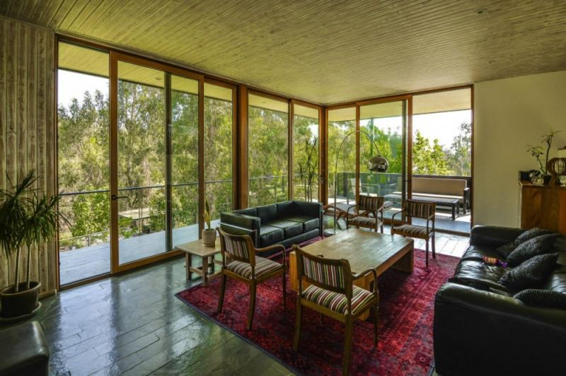 บ้านสวยสองชั้นอบอุ่น กลมกลืนไปกับป่าพื้นเมือง