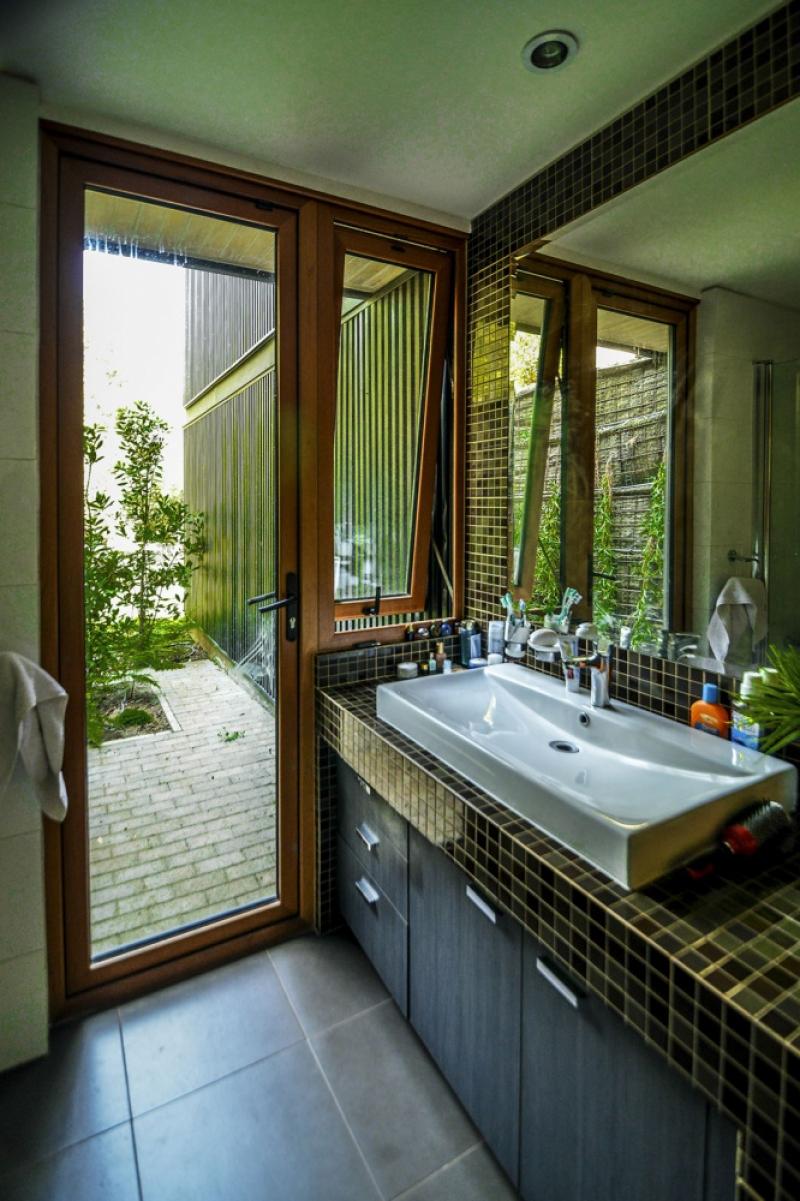 บ้านสวยสองชั้นอบอุ่น กลมกลืนไปกับป่าพื้นเมือง