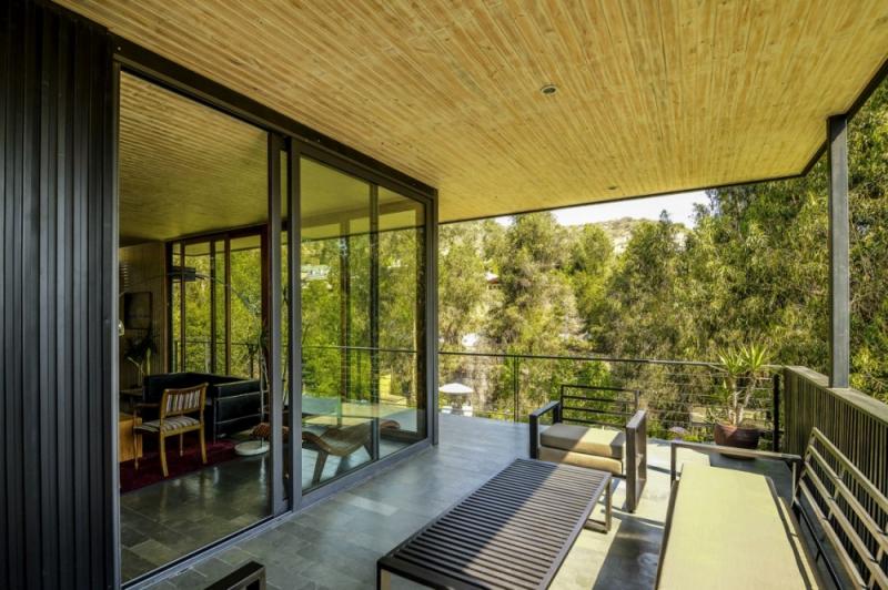 บ้านสวยสองชั้นอบอุ่น กลมกลืนไปกับป่าพื้นเมือง