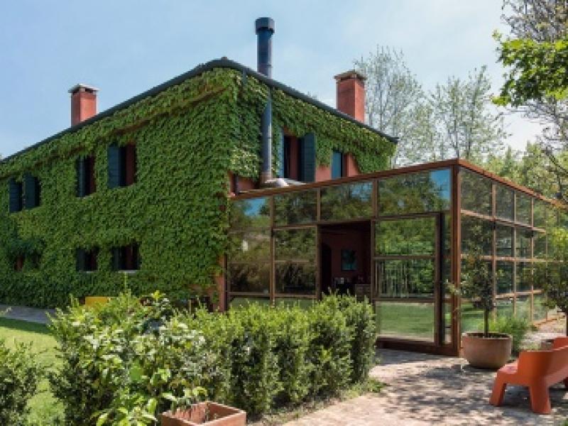 บ้านหลังใหญ่ร่วมสมัย บรรยากาศแสนผ่อนคลาย ใส่ใจโลกสีเขียว