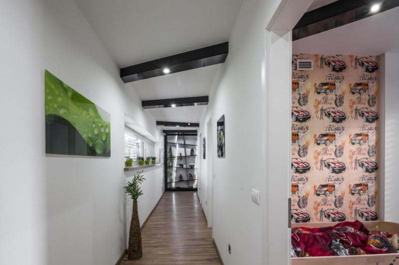 บ้านสวยสำหรับสมาชิก 4 คน ท่ามกลางสนามหญ้าสวยและมุมนั่งเล่นสุดชิวในฮังการี