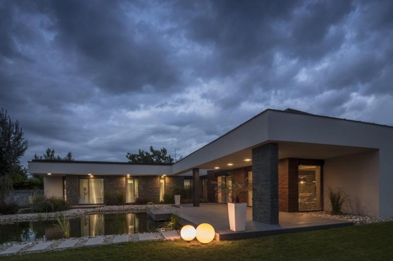 บ้านสวยสำหรับสมาชิก 4 คน ท่ามกลางสนามหญ้าสวยและมุมนั่งเล่นสุดชิวในฮังการี