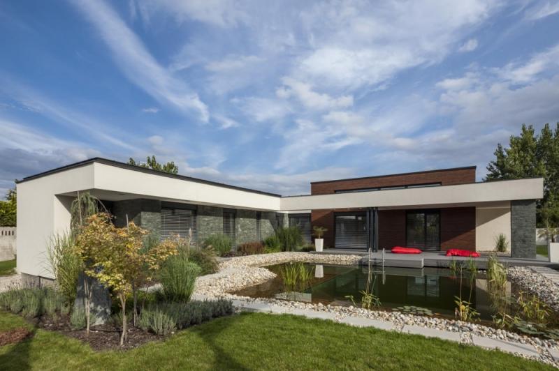 บ้านสวยสำหรับสมาชิก 4 คน ท่ามกลางสนามหญ้าสวยและมุมนั่งเล่นสุดชิวในฮังการี