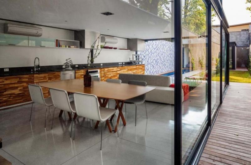 บ้านทรงกล่อง โมเดิร์น ติดสีเขียว พร้อมบรรยากาศโปร่งสบาย