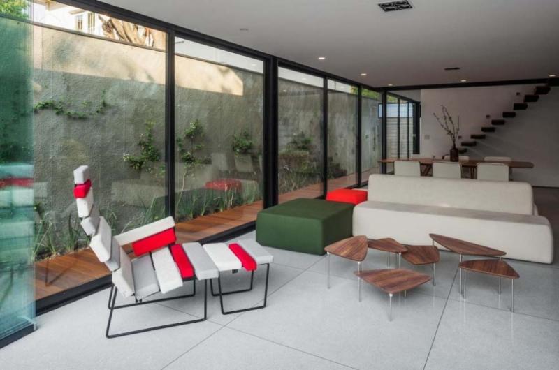 บ้านทรงกล่อง โมเดิร์น ติดสีเขียว พร้อมบรรยากาศโปร่งสบาย