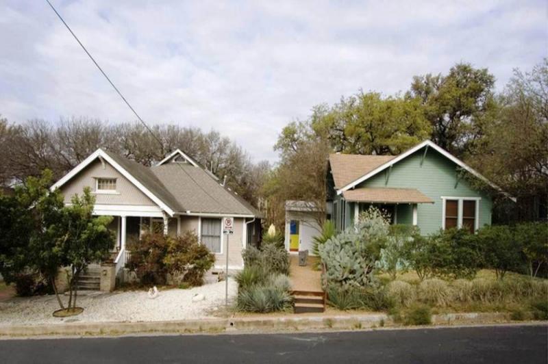 บ้านชั้นเดียวบนพื้นที่แคบและยาว มีพื้นที่ใช้สอยเพียงพอแบบไม่อึดอัด