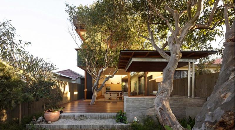 บ้านโมเดิร์น ใต้ร่มไม้ใหญ่  รายล้อมไปด้วยธรรมชาติผ่อนคลายและสวนสีเขียว
