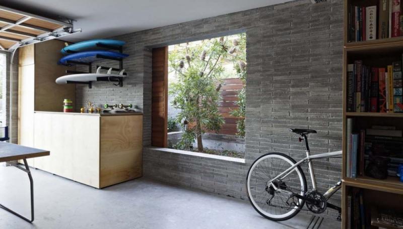 บ้านโมเดิร์น ใต้ร่มไม้ใหญ่  รายล้อมไปด้วยธรรมชาติผ่อนคลายและสวนสีเขียว