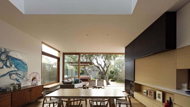 บ้านโมเดิร์น ใต้ร่มไม้ใหญ่  รายล้อมไปด้วยธรรมชาติผ่อนคลายและสวนสีเขียว