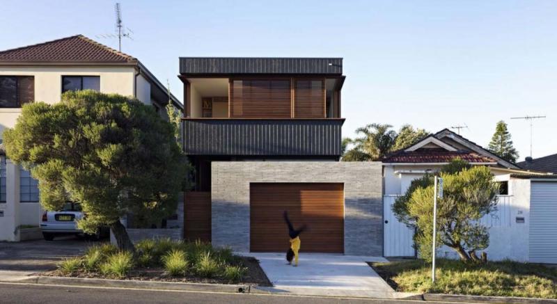 บ้านโมเดิร์น ใต้ร่มไม้ใหญ่  รายล้อมไปด้วยธรรมชาติผ่อนคลายและสวนสีเขียว