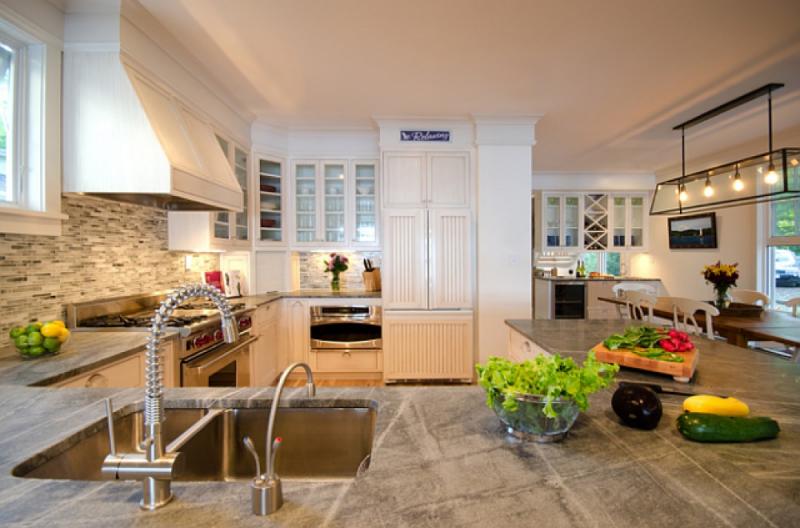 บ้านเก่าสไตล์วิคตอเรียคลาสสิกแบบดั้งเดิมผ่อนคลายสบายๆ กับบ้านคอทเทจ ริมทะเลสาบ