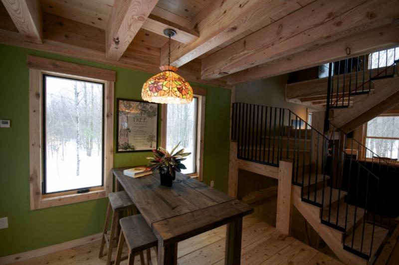 บ้านไม้สีเขียว ผสานความเป็นธรรมชาติให้เข้ากันอย่างกลมกลืน ในป่าเมเปิ้ล