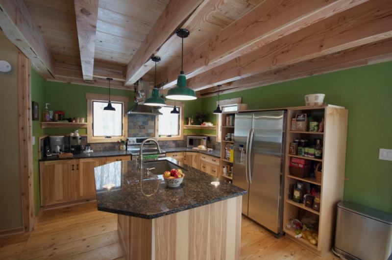 บ้านไม้สีเขียว ผสานความเป็นธรรมชาติให้เข้ากันอย่างกลมกลืน ในป่าเมเปิ้ล