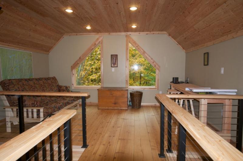 บ้านไม้สีเขียว ผสานความเป็นธรรมชาติให้เข้ากันอย่างกลมกลืน ในป่าเมเปิ้ล