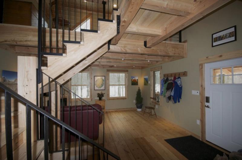 บ้านไม้สีเขียว ผสานความเป็นธรรมชาติให้เข้ากันอย่างกลมกลืน ในป่าเมเปิ้ล