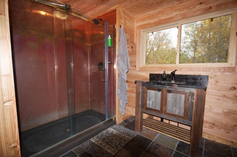 บ้านไม้สีเขียว ผสานความเป็นธรรมชาติให้เข้ากันอย่างกลมกลืน ในป่าเมเปิ้ล