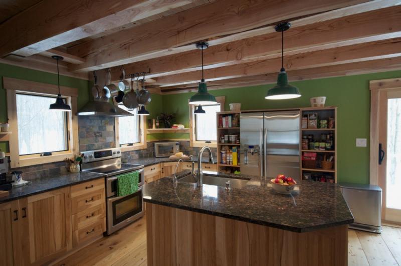 บ้านไม้สีเขียว ผสานความเป็นธรรมชาติให้เข้ากันอย่างกลมกลืน ในป่าเมเปิ้ล