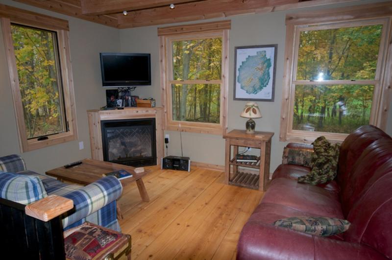 บ้านไม้สีเขียว ผสานความเป็นธรรมชาติให้เข้ากันอย่างกลมกลืน ในป่าเมเปิ้ล